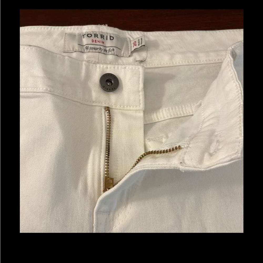 Torrid White Denim Shorts with Lace Detail 5 Pocket NWOT - Picture 6 of 6